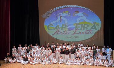 Grupo da Capoeira Arte Luta reunido em evento de graduação