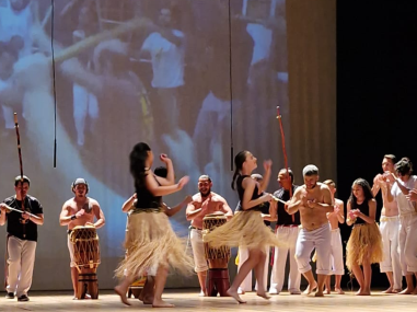 Roda de samba e capoeira em apresentação cultural