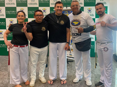 Integrantes da Capoeira Arte Luta em evento cultural